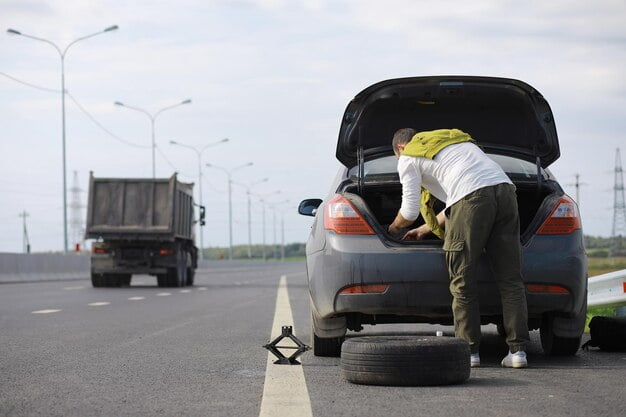 پنچرگیری لاستیک خودروی در راه مانده توسط مکانیک سیار زنجان